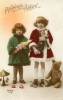 HEUREUSE ANNEE - Fillettes avec peluche et poupées - Rex 1718