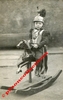 Sujets Militaires DIVERS - Jeune garçon sur son cheval de bois avec son costume de cuirassier, bien