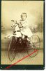 PHOTO - ENFANT AU TRICYCLE - Vers 1880, photographe Robert de MONTARGIS - 147 x 100 mm - Bromure