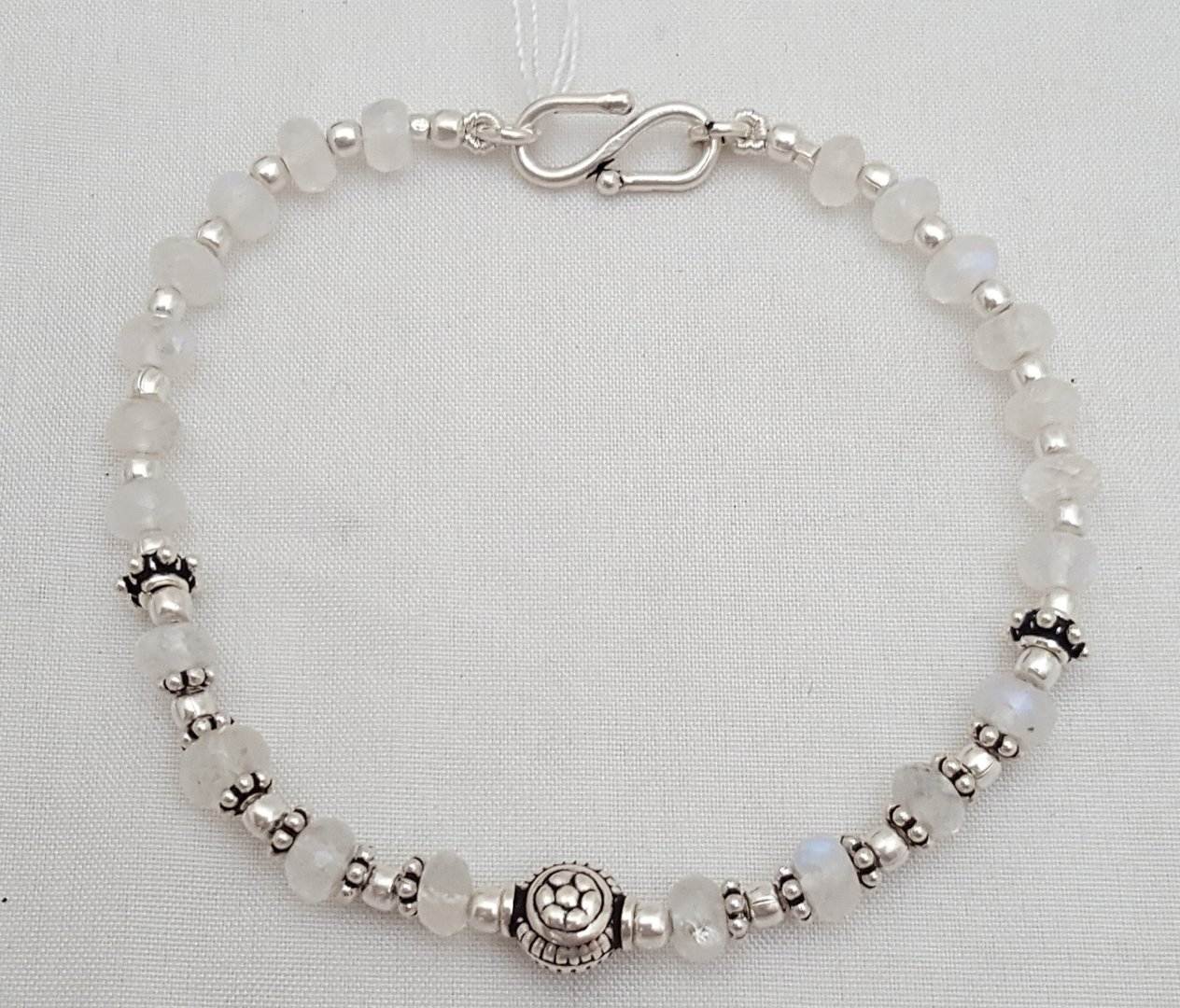 LABRADORITE BLANCHE INDE - Bracelet formé de perles de labradorite facettées