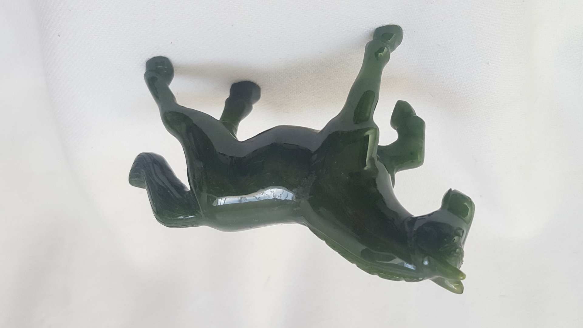 JADE VERT DU CANADA - sculpture en jade vert représentant un cheval