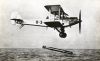 AVIATION - Avion anglais de la Royal Air Force, lançant une torpille