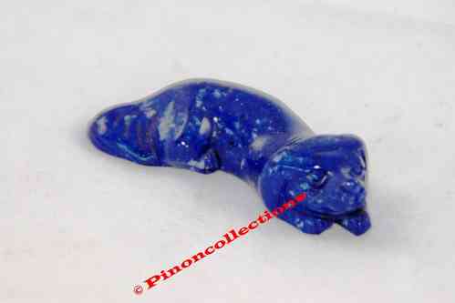 LAPIS-LAZULI - Chien sculpté dans un seul bloc de lapis-lazuli - Dimensions : 5 x 1,5 x 1 cm