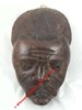 GABON - 20e siècle - Beau visage sculpté sur bois patiné en noir. Pièce décorative 40 x 26 cm.