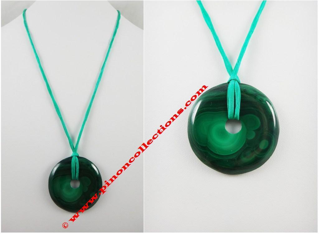 MALACHITE - Pendentif en forme de "donut" - Ø 4,2 cm - avec un cordon de soie vert - Poids : 18 gr