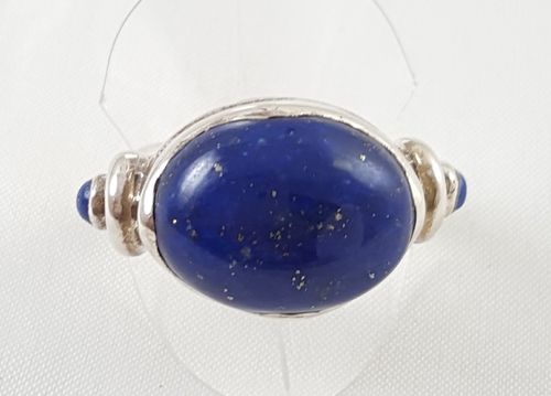 LAPIS-LAZULI - bague formée d'un cabochon ovale en lapis-lazuli