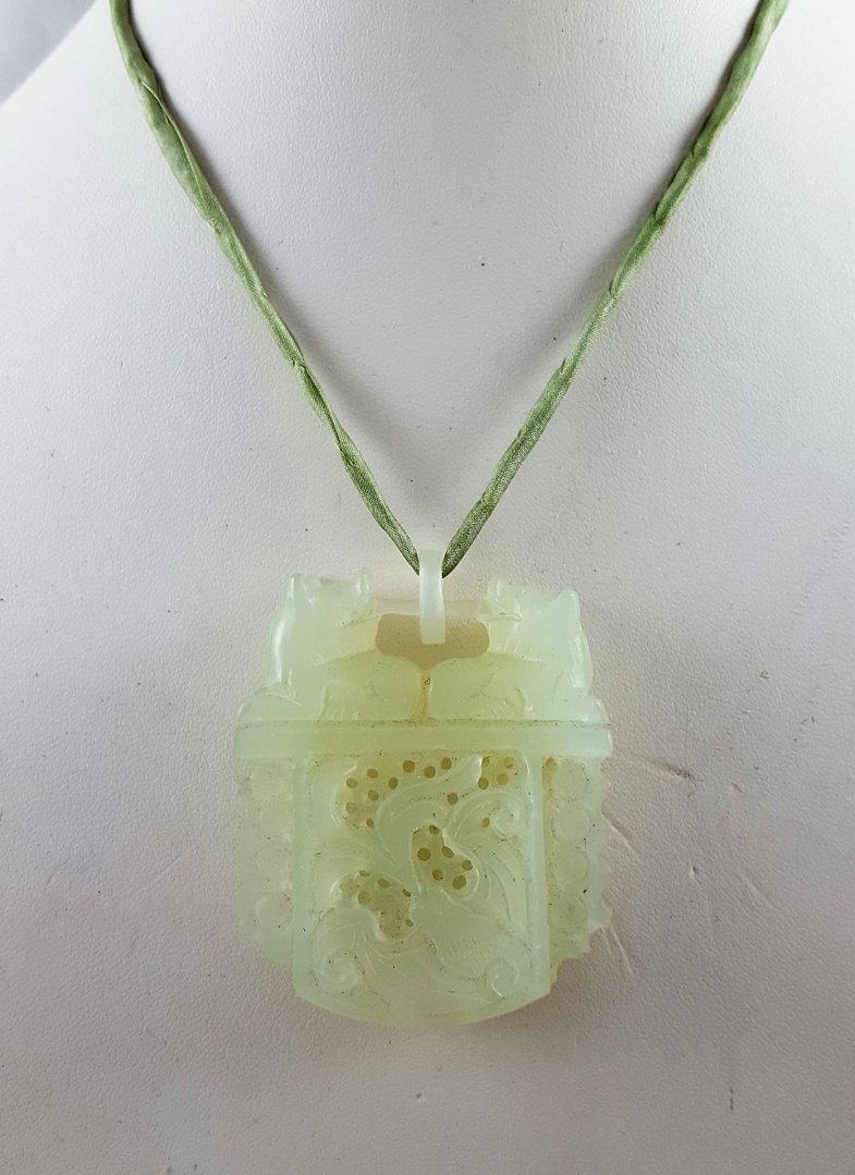 JADE VERT - pendentif/diffuseur de parfum sculpté en jade vert évidé