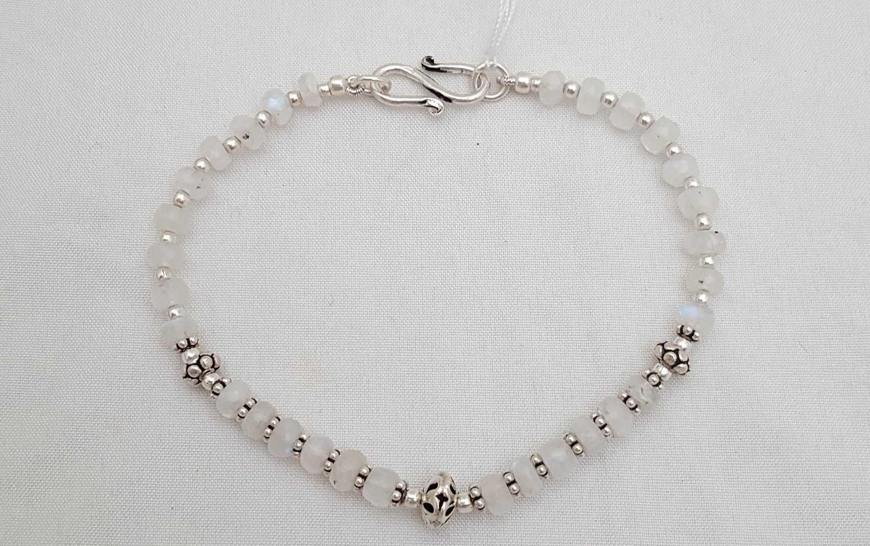LABRADORITE BLANCHE INDE - Bracelet formé de perles de labradorite facettées