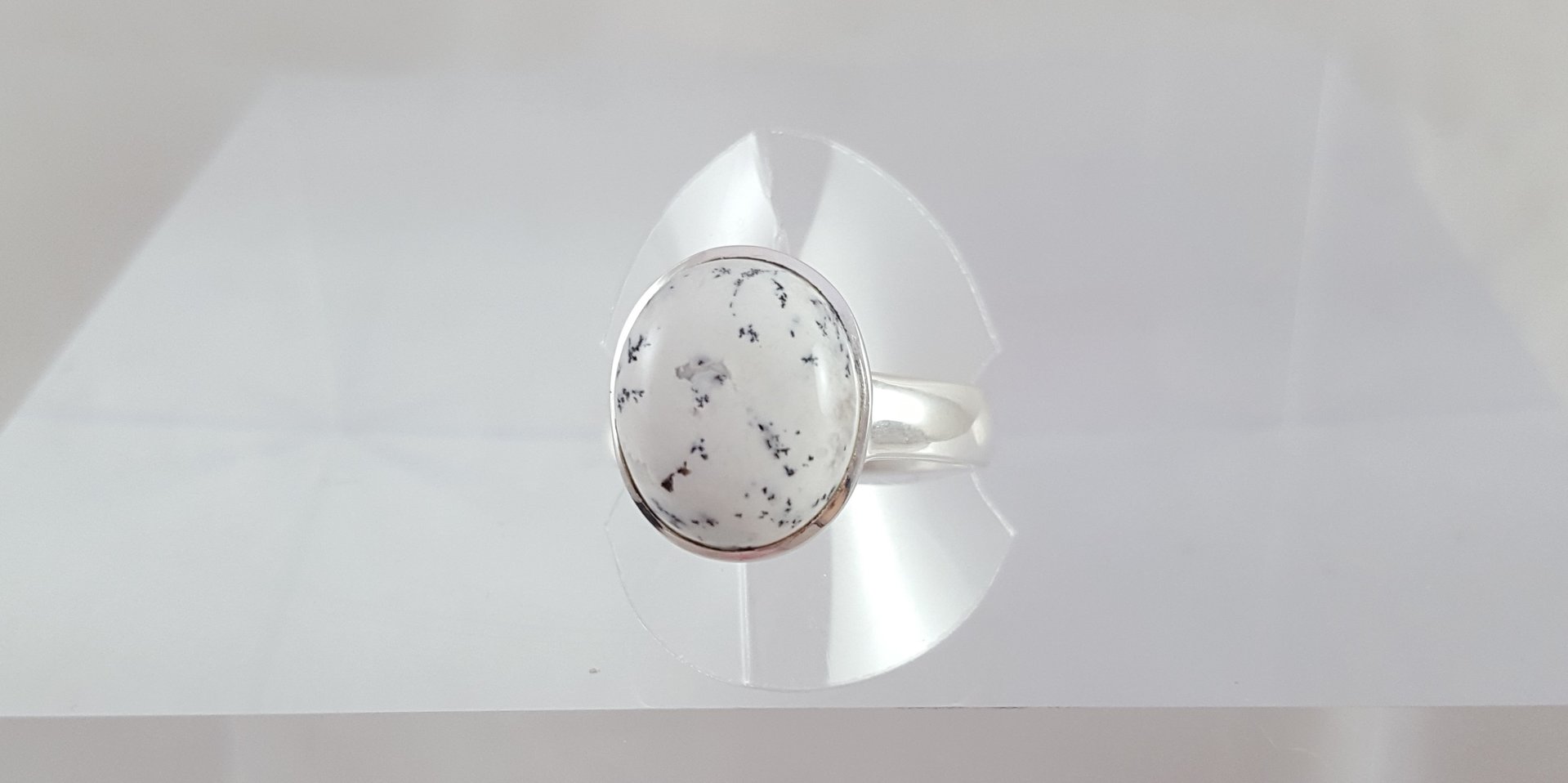 OPALE BLANCHE DENDRITE - Bague avec un cabochon ovale en opale blanche dendrite