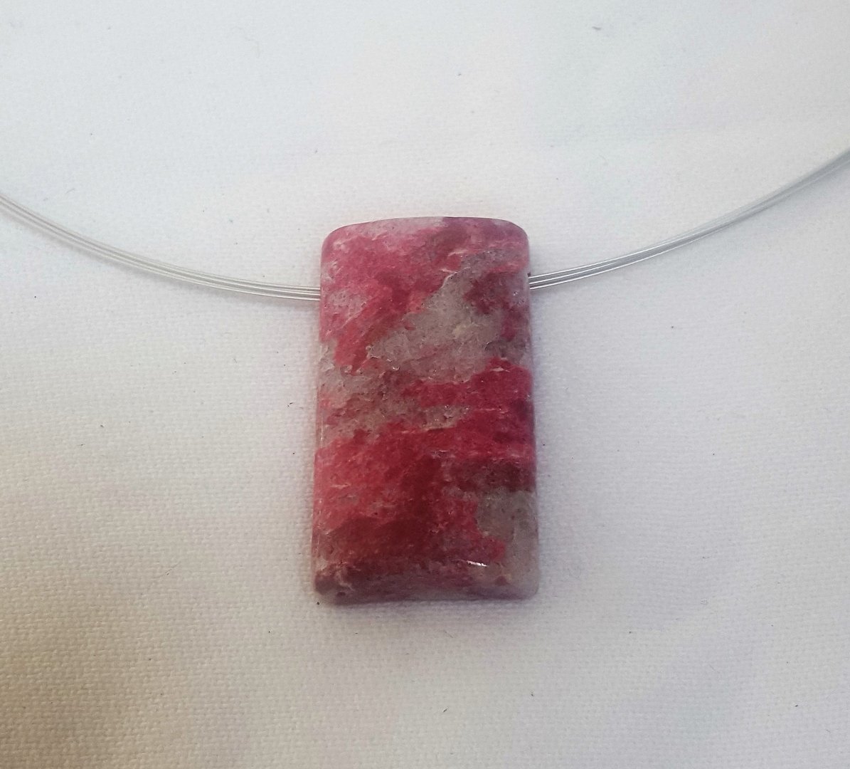 THULITE - pendentif en thulite rose composé d'un cabochon rectangulaire